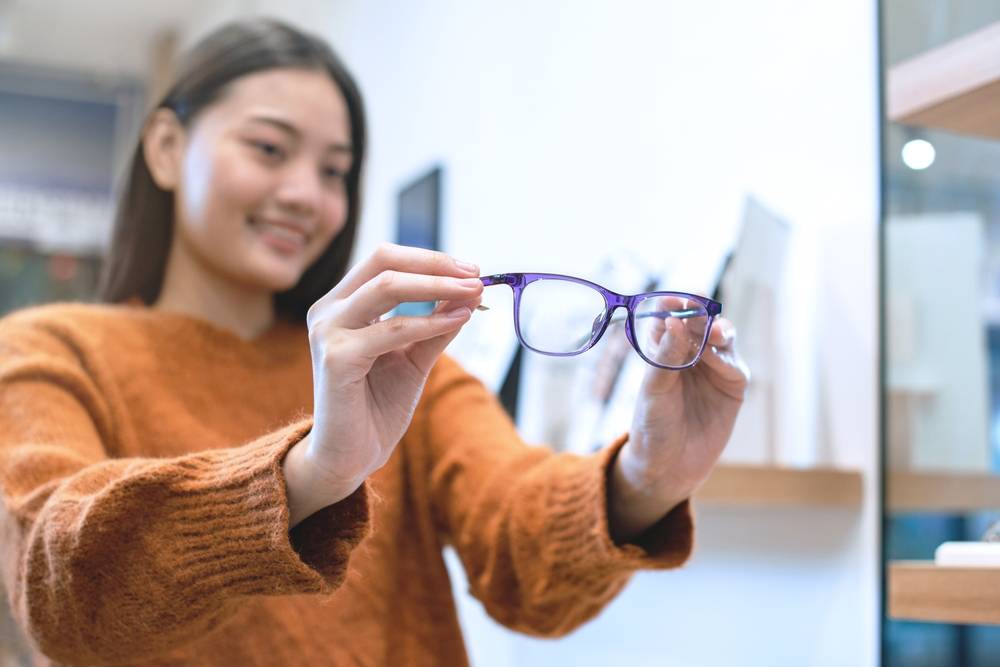 Beautiful,Girl,Choosing,A,Glasses,In,Optician,Store,,Asian,Girl